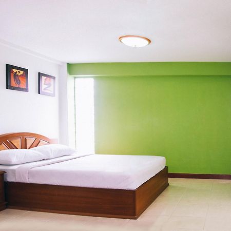 Golden House @ On-Nut Station Motel Bangkok Buitenkant foto