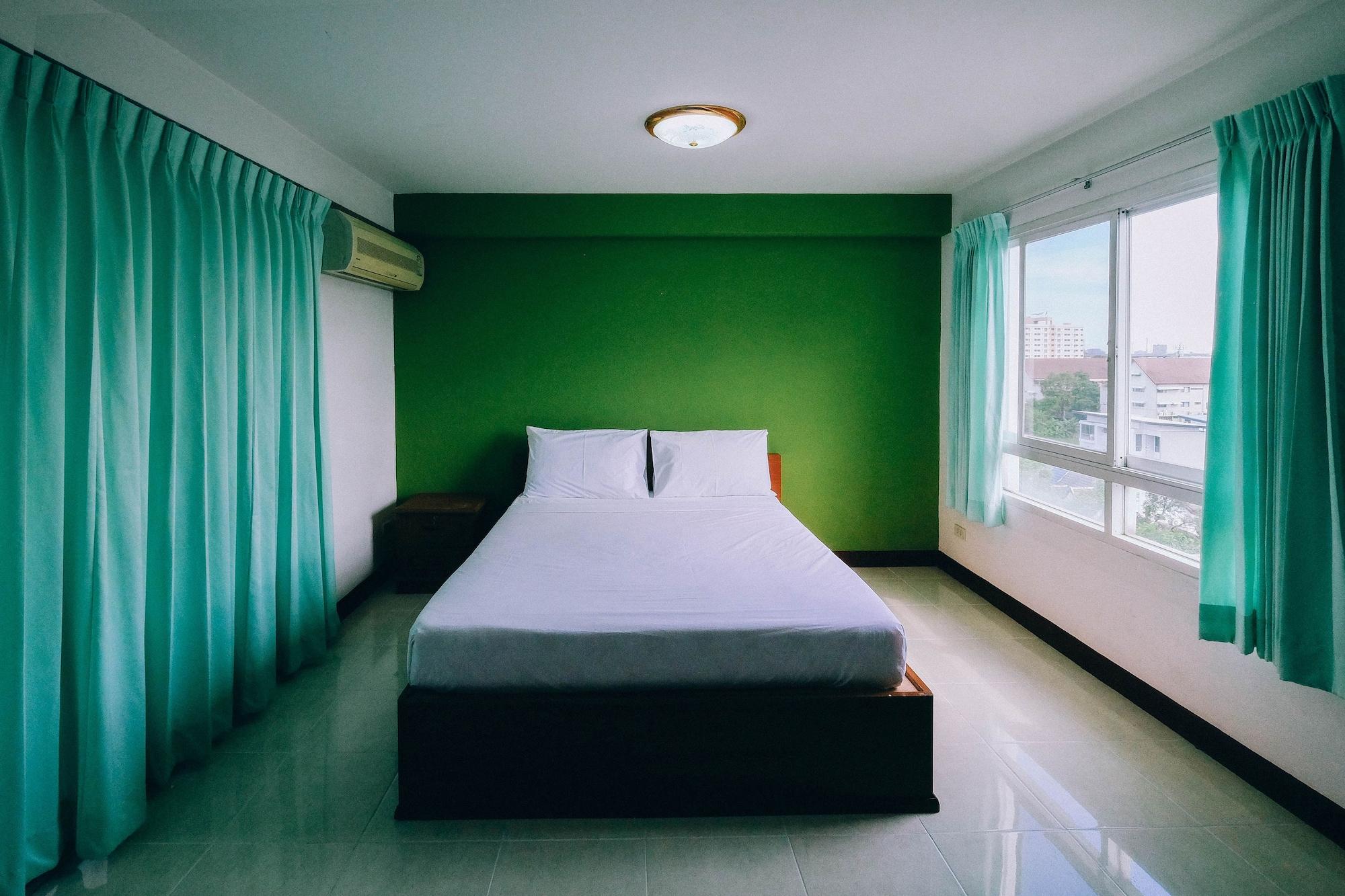 Golden House @ On-Nut Station Motel Bangkok Buitenkant foto