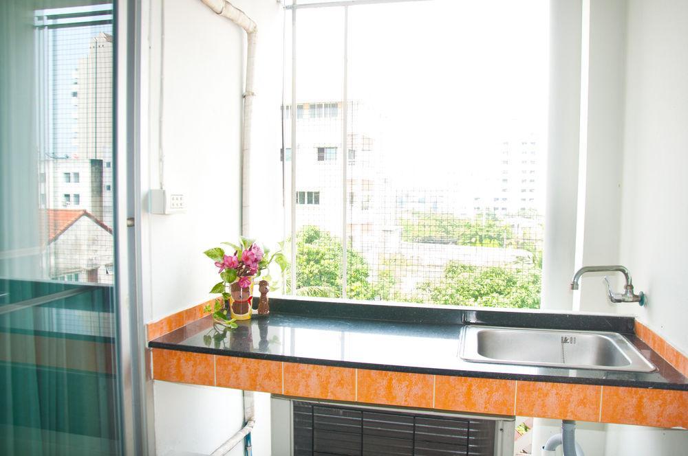 Golden House @ On-Nut Station Motel Bangkok Buitenkant foto