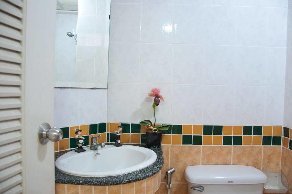 Golden House @ On-Nut Station Motel Bangkok Buitenkant foto